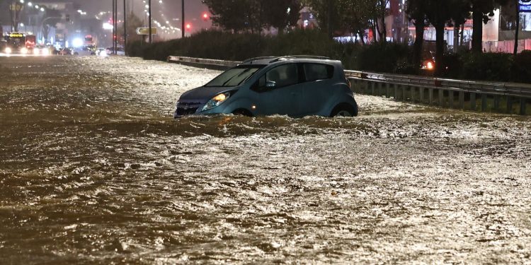 «Κόκκινος συναγερμός» σε 4 Περιφέρειες για την κακοκαιρία της Κυριακής