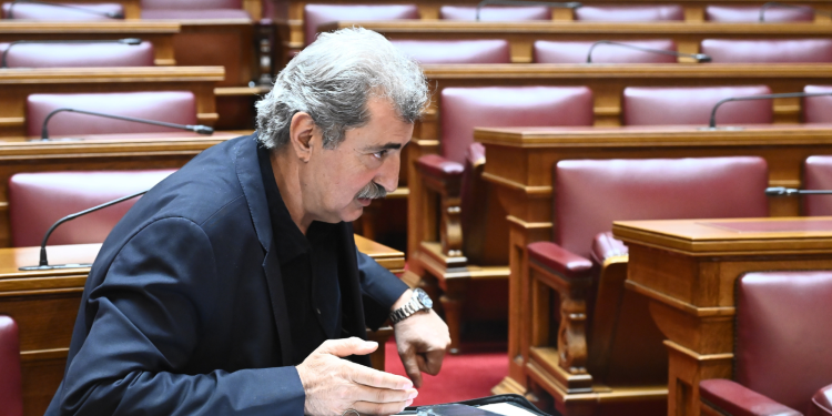 Πολάκης: Να ξεκαθαρίσει ή να παραιτηθεί ο Φαραντούρης