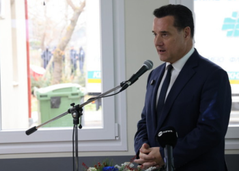 Άδωνις σε Βαρουφάκη: «Ανεύθυνος, έχουν πεθάνει άνθρωποι από μισό χάπι»