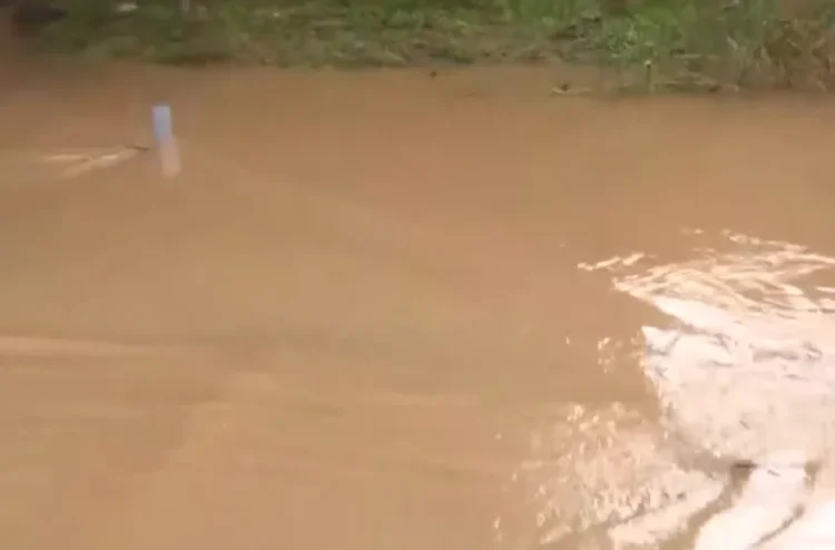 Υπερχείλισε ρέμα στα Σπάτα – Εγκλωβίστηκαν άτομα – Κλειστός ο δρόμος προς Πικέρμι (βίντεο)