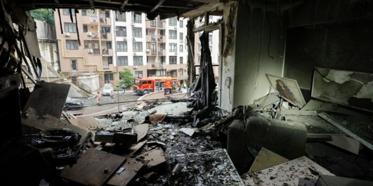 Δύο νεκροί σε ρωσικά πλήγματα στo Κίεβο – Ουκρανικά drones προκάλεσαν φωτιά σε βιομηχανική ζώνη στη Ρωσία