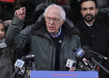 Σάντερς και Δημοκρατικοί καταγγέλλουν παραβίαση του Συντάγματος και του διεθνούς δικαίου (βίντεο)