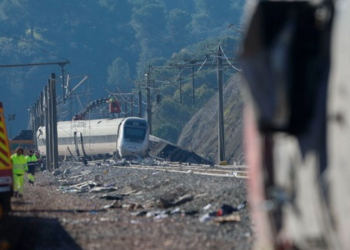 Ισπανία: Νέο σιδηροδρομικό ατύχημα – Τουλάχιστον 3 τραυματίες από σύγκρουση τρένου με γερανό (βίντεο)