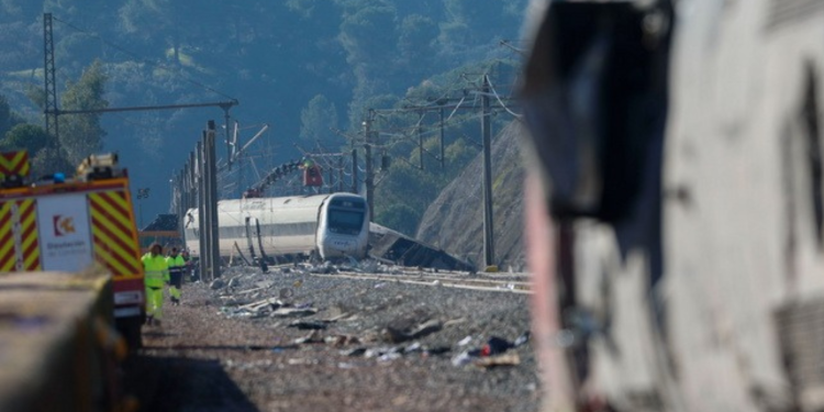 Ισπανία: Νέο σιδηροδρομικό ατύχημα – Τουλάχιστον 5 τραυματίες από σύγκρουση τρένου με γερανό (βίντεο)