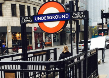 Λονδίνο: Χωρίς παντελόνια στο μετρό για να «σπάσει» η ρουτίνα (βίντεο)