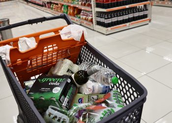 Με τρόφιμα και υπηρεσίες που πλήττουν τους ευάλωτους «ταΐζεται» η Ακρίβεια