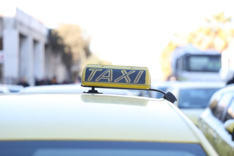 Έξω από το υπουργείο Μεταφορών ιδιοκτήτες και οδηγοί ταξί (φωτό)