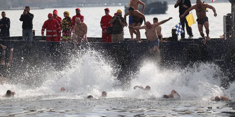 Θεοφάνια: Λαμπρός Αγιασμός των Υδάτων σε όλη τη χώρα (φωτό)