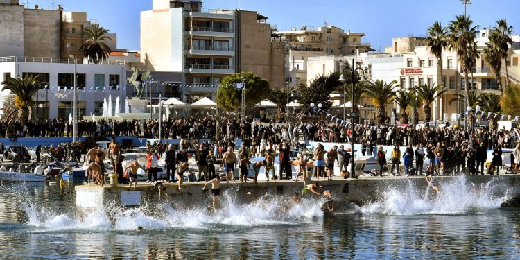 Θεοφάνια 2026: Αλλαγές στην κυκλοφορία σε Αθήνα και Πειραιά – Οι ρυθμίσεις και τα δρομολόγια των ΜΜΜ