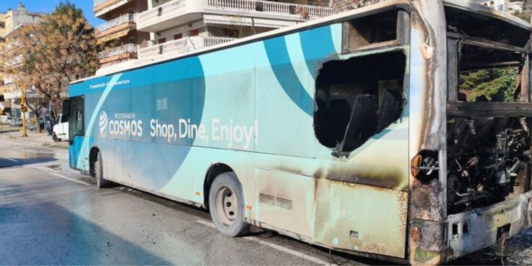 Θεσσαλονίκη: Φωτιά σε αστικό λεωφορείο εν ώρα δρομολογίου (βίντεο)