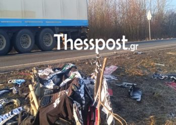 Ρουμανία: Κάλυψαν τα συντρίμμια του τροχαίου με σημαίες και κασκόλ του ΠΑΟΚ