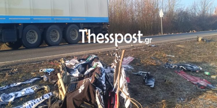 Ρουμανία: Κάλυψαν τα συντρίμμια του τροχαίου με σημαίες και κασκόλ του ΠΑΟΚ