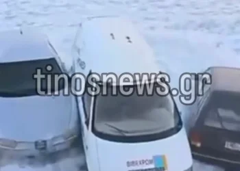 Κακοκαιρία: Αδηφάγα κύματα στην Τήνο παρασέρνουν αυτοκίνητα! (βίντεο)