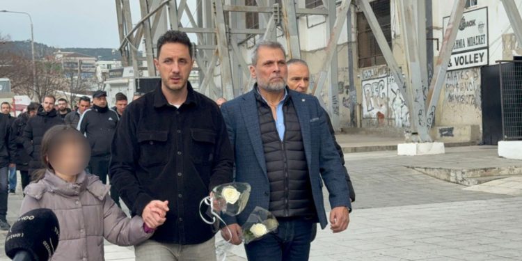 Τούμπα: Στελέχη του Άρη τιμούν τη μνήμη των θυμάτων με λευκά τριαντάφυλλα