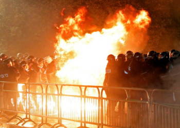 Διαδηλώσεις με επεισόδια στα Τίρανα κατά του Έντι Ράμα (βίντεο)