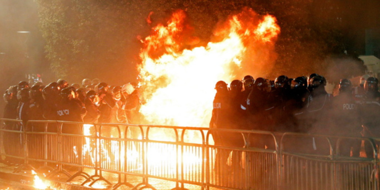 Διαδηλώσεις με επεισόδια στα Τίρανα κατά του Έντι Ράμα (βίντεο)