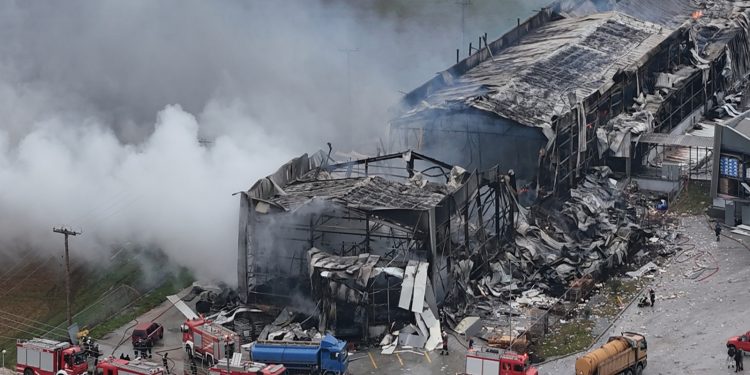 Τέσσερις νεκρές από τη φωτιά στη μπισκοτοβιομηχανία, μία αγνοούμενη – Γιατί ήταν λιγότεροι εργαζόμενοι στη βάρδια (Βίντεο)