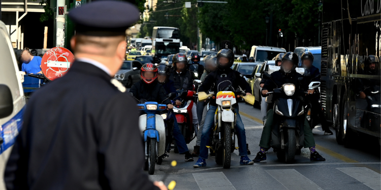 Νέος ΚΟΚ: Σαρωτικοί έλεγχοι για κράνος σε δίκυκλα και πατίνια