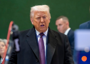 Ο Τραμπ απειλεί τον Καναδά με δασμούς 100%