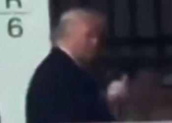 «F*** you» και άσεμνη χειρονομία Τραμπ σε εργαζόμενο που τον είπε προστάτη παιδόφιλων (βίντεο)