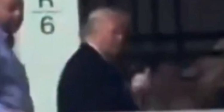 «F*** you» και άσεμνη χειρονομία Τραμπ σε εργαζόμενο που τον είπε προστάτη παιδόφιλων (βίντεο)