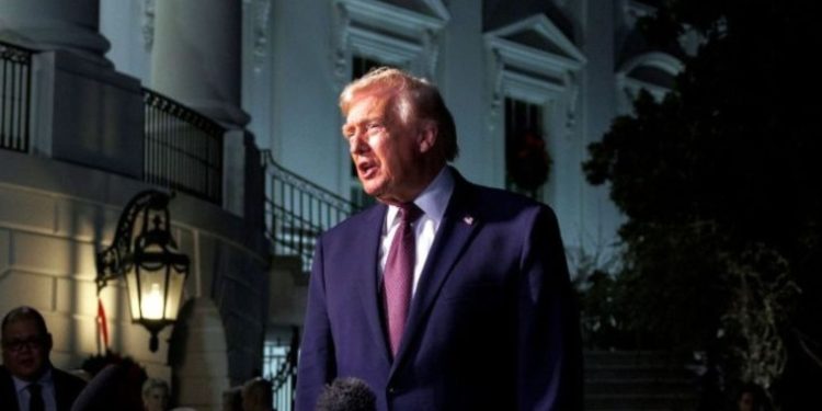 Ο Τραμπ απειλεί το Ιράν ότι οι ΗΠΑ θα “σώσουν” τους διαδηλωτές