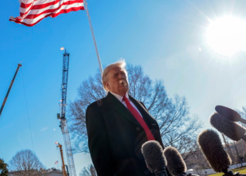 Ο Τραμπ καλεί τους Αμερικανούς του Ιράν να εγκαταλείψουν τη χώρα