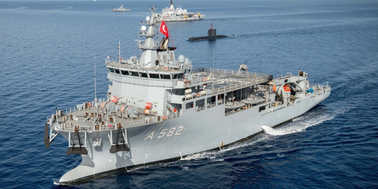 Αιγαίο: Τουρκική φρεγάτα παρενόχλησε πλοίο πόντισης καλωδίου