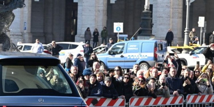 Η Ρώμη αποχαιρετά τον Βαλεντίνο: Τελευταίο αντίο στον θρύλο της μόδας (φωτό, βίντεο)