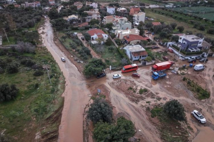 Η Βάρη βυθισμένη στη λάσπη: Σε κατάσταση έκτακτης ανάγκης ο Δήμος (βίντεο)