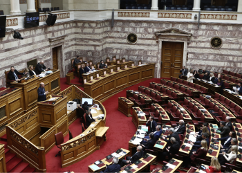 Θύελλα στην Βουλή από την κυβερνητική απόπειρα διακοπής της συζήτησης για το αγροτικό