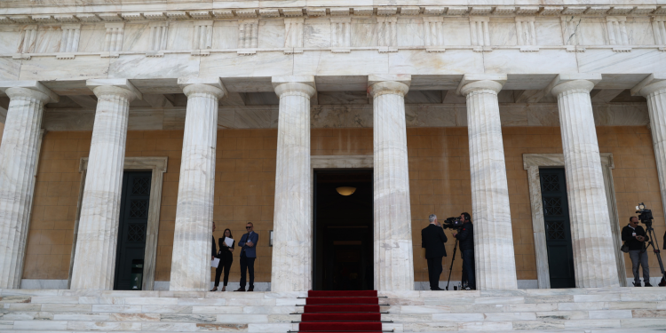 Της «ντροπολογίας» έγινε στη Βουλή για μια ακόμη φορά!