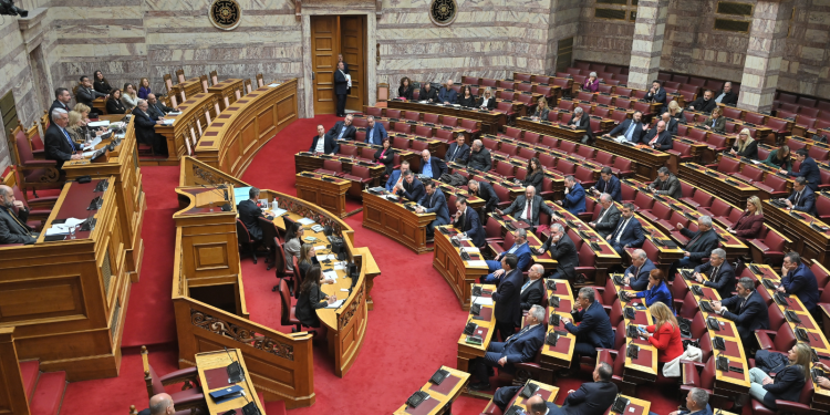 Η απουσία Μητσοτάκη προκαλεί θύελλα στη Βουλή