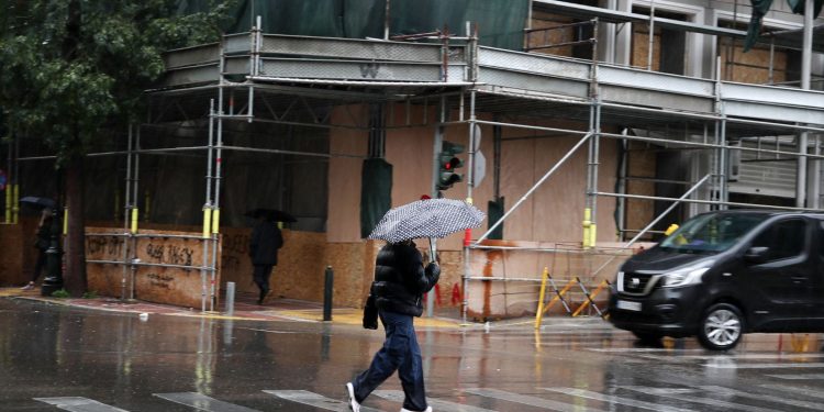 ΚΟΚ: Τι ισχύει αν «λούσεις» πεζό με το αυτοκίνητο