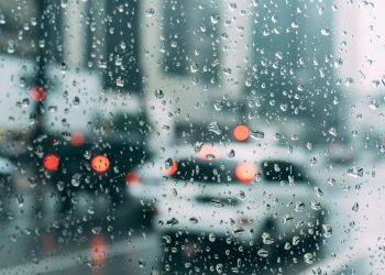 Οδήγηση στη βροχή: Οι δύο κινήσεις που κάνουν τη διαφορά στην ασφάλεια