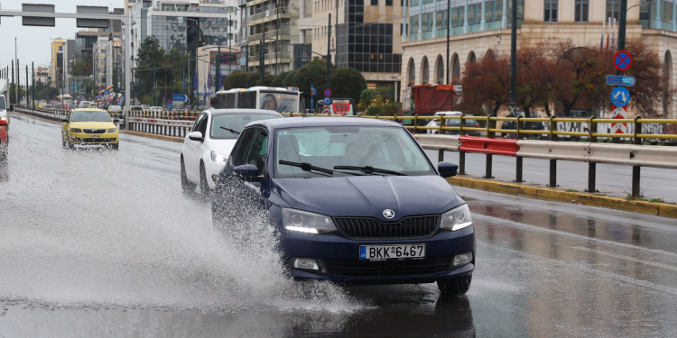 Σαρώνει την Αττική η κακοκαιρία – Σφοδρές καταιγίδες και πλημμυρικά φαινόμενα