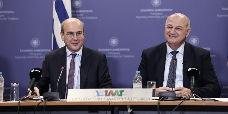 Οι ανακοινώσεις για τα μέτρα στήριξης των αγροτών: Ρεύμα στα 8,5 λεπτά και application για το πετρελαίο