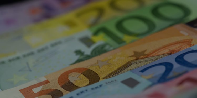 Τα «φέσια» του Δημοσίου «πνίγουν» την αγορά