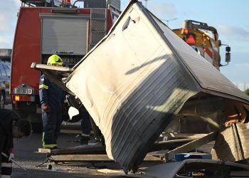 Νεκρός ο ένας οδηγός μετά το σοβαρό τροχαίο των φορτηγών στον Κηφισό