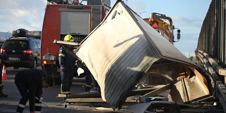 Νεκρός ο ένας οδηγός μετά το σοβαρό τροχαίο των φορτηγών στον Κηφισό