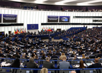 Ευρωπαϊκή Ένωση: Κάνει πίσω και ξεπαγώνει τη συμφωνία με τις ΗΠΑ