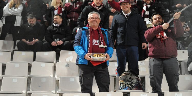 O viral οπαδός της ΑΕΛ πήγε με παϊδάκια και στον Βόλο