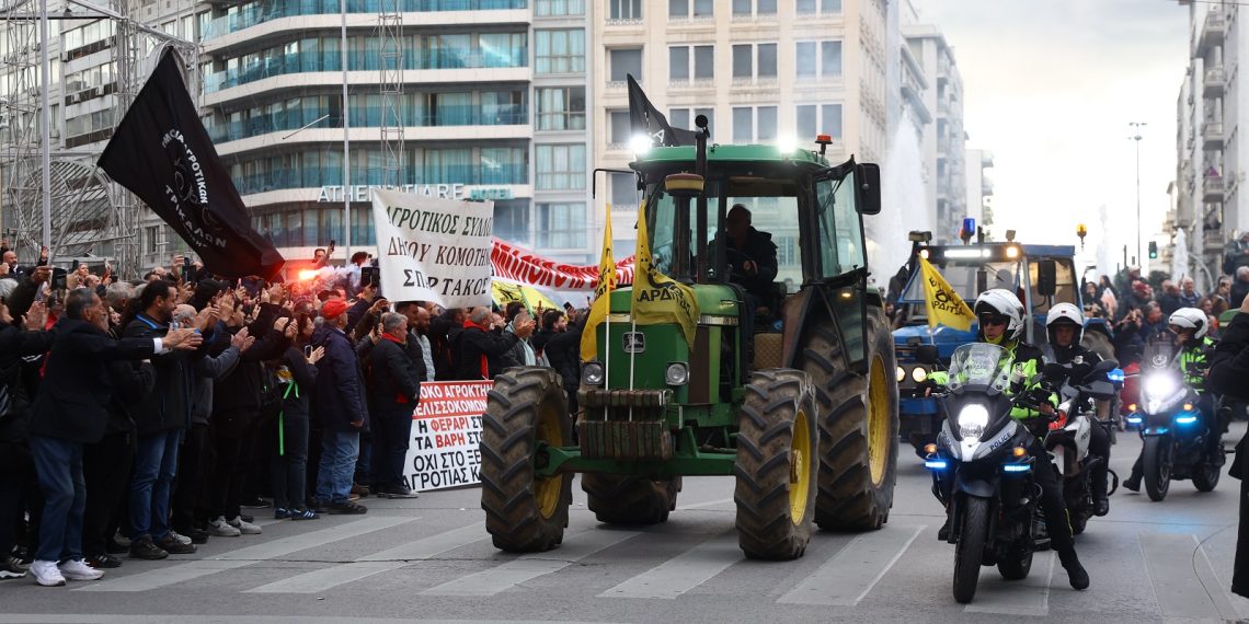 Έφτασαν τα τρακτέρ στο Σύνταγμα (βίντεο)