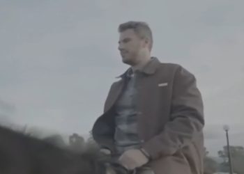 Άκης Πετρετζίκης: Ατύχημα σε γύρισμα της εκπομπής του, έπεσε από άλογο