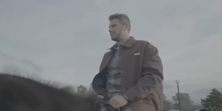 Άκης Πετρετζίκης: Ατύχημα σε γύρισμα της εκπομπής του, έπεσε από άλογο