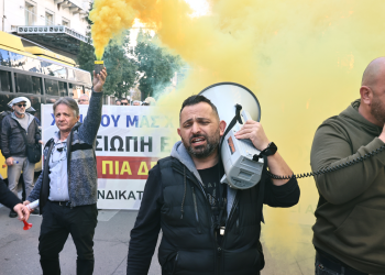 Για «απεργία διαρκείας» προειδοποιούν τα ταξί (φώτο, βίντεο)