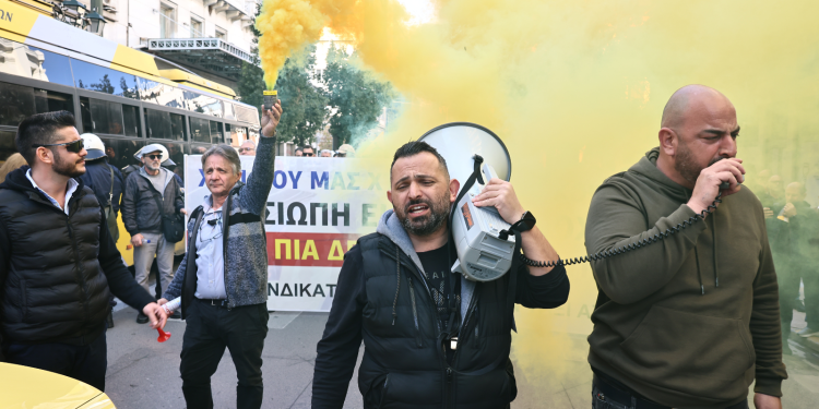 Για «απεργία διαρκείας» προειδοποιούν τα ταξί (φώτο, βίντεο)