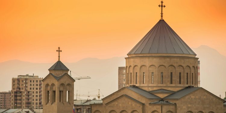 Αρμενία: Εμφυλιοπολεμική σύγκρουση κράτους και Εκκλησίας με διώξεις