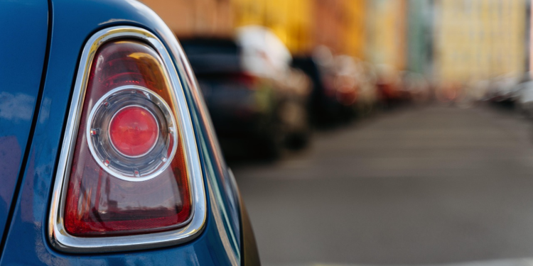 Φρένα αυτοκινήτων: Αλλάζει η τεχνολογία στα πίσω φώτα από το 2026
