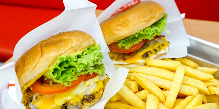 Υπερεπεξεργασμένα τρόφιμα: Προκαλούν εθισμό σαν τα τσιγάρα, προειδοποιούν οι επιστήμονες